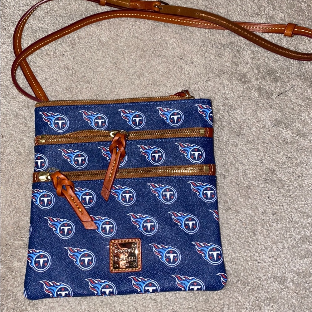 DOONEY AND BURKE TITANS BAG